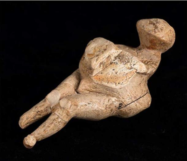 Исключительно редкая Венера сделана из бивня мамонта, и она изображает жирную, возможно беременную женщину, с большим животом и бюстом.